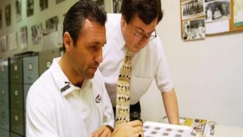 “带伤坚守球场情！迪巴拉关注阿根廷对阵乌拉圭，为队加油鼓劲”